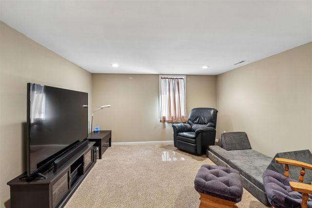 1405 W Grandview Drive, Knoxville, IA 50138