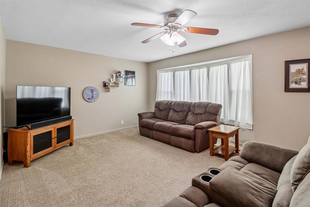 1405 W Grandview Drive, Knoxville, IA 50138
