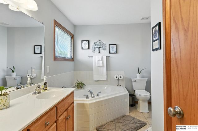 4918 Fountain Drive, Papillion, NE 68133