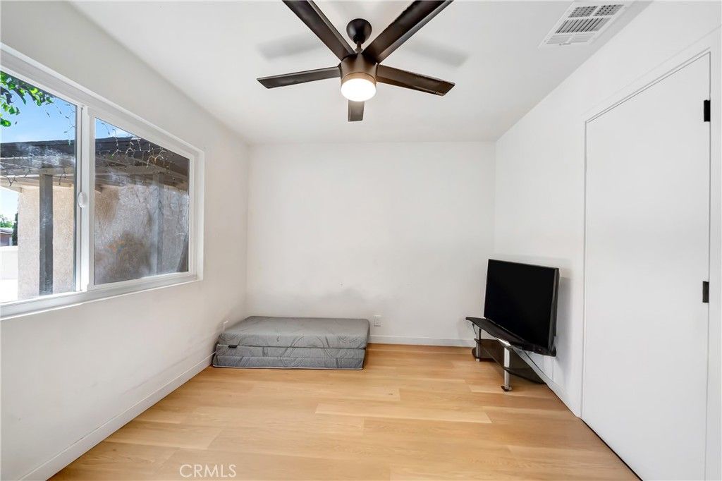 Image 11 of property listing at 38625 Sumac, Palmdale, CA 93550