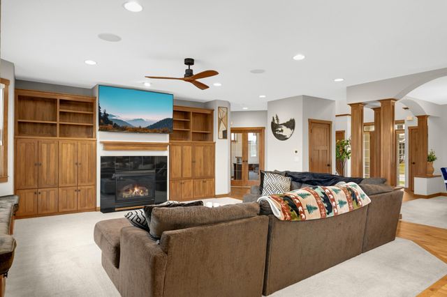 10590 Watersedge Lane, Woodbury, MN 55129