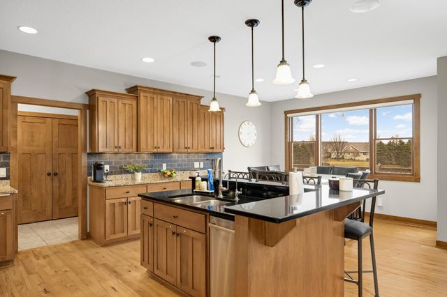 10590 Watersedge Lane, Woodbury, MN 55129