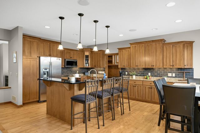 10590 Watersedge Lane, Woodbury, MN 55129