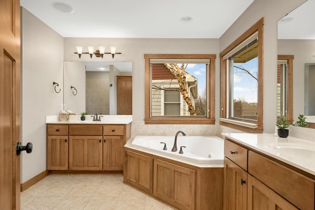 10590 Watersedge Lane, Woodbury, MN 55129