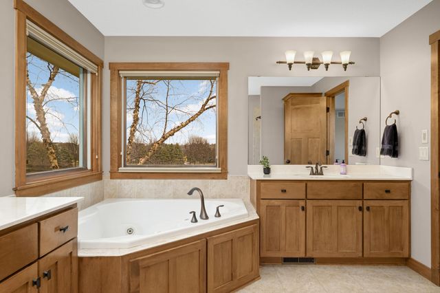 10590 Watersedge Lane, Woodbury, MN 55129