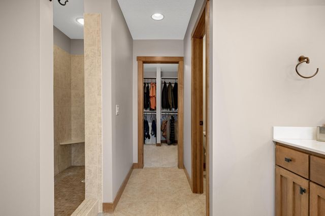 10590 Watersedge Lane, Woodbury, MN 55129