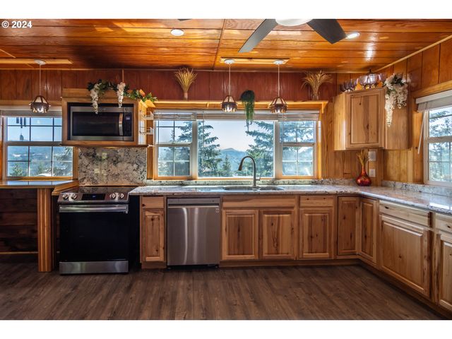 773 UPPER RIDGE Rd, Oakland, OR 97462