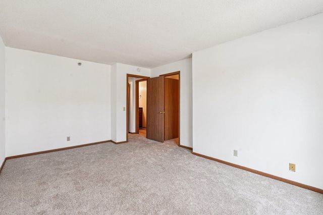 6145 Chasewood Parkway 202, Minnetonka, MN 55343
