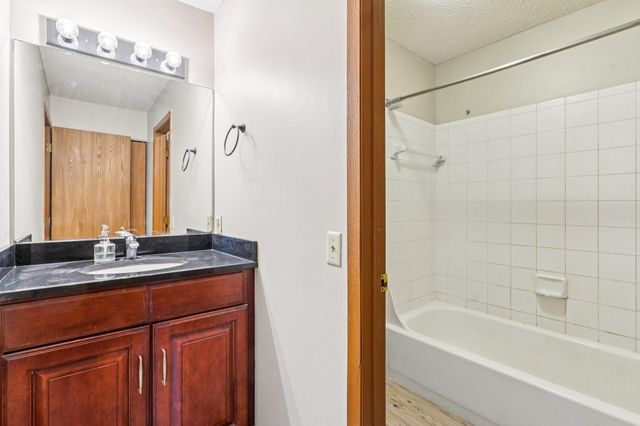 6145 Chasewood Parkway 202, Minnetonka, MN 55343