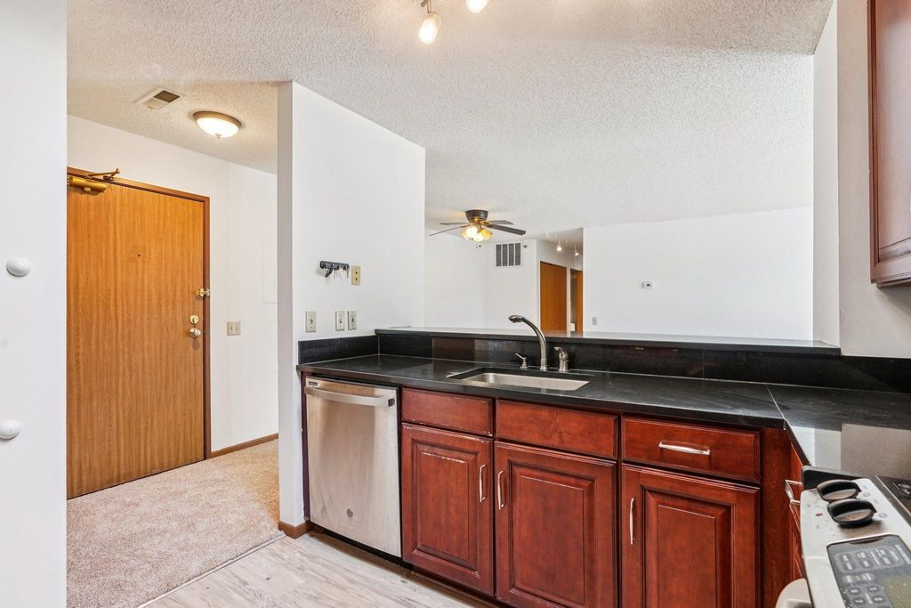 6145 Chasewood Parkway 202, Minnetonka, MN 55343 — photo 5