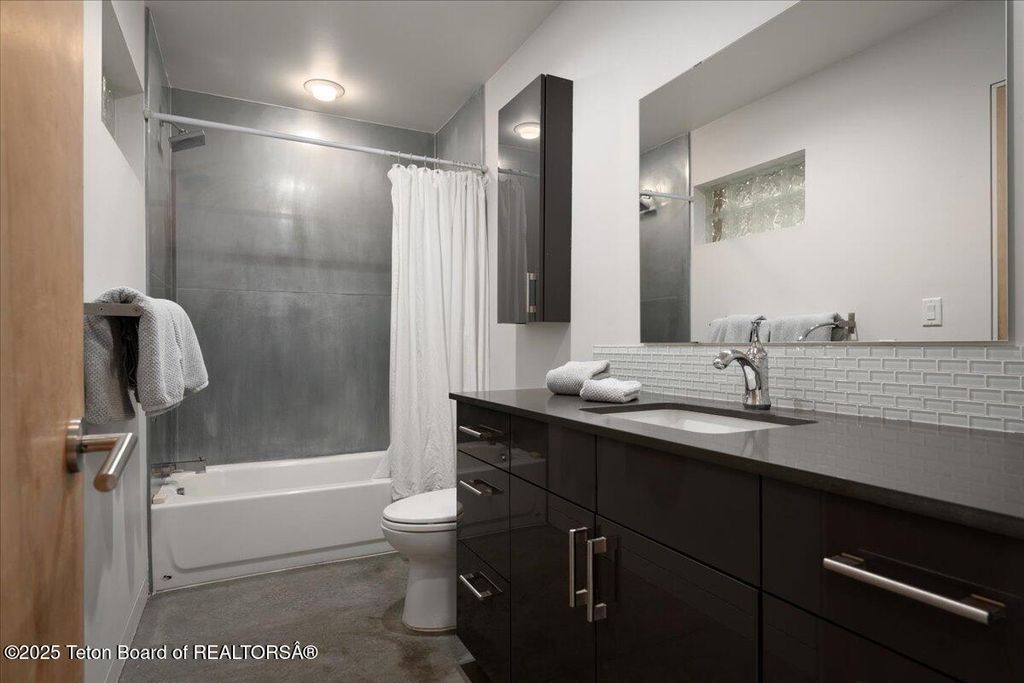 5610 W SCHWABACHER Lane, Wilson, WY 83014 photo 18