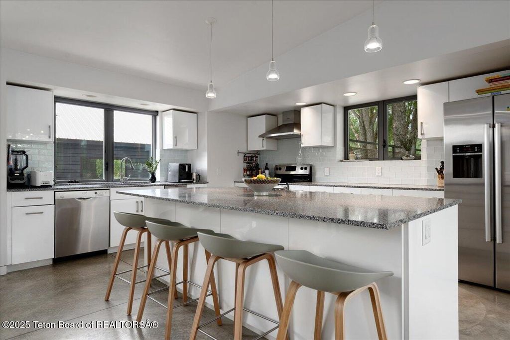 5610 W SCHWABACHER Lane, Wilson, WY 83014 photo 9