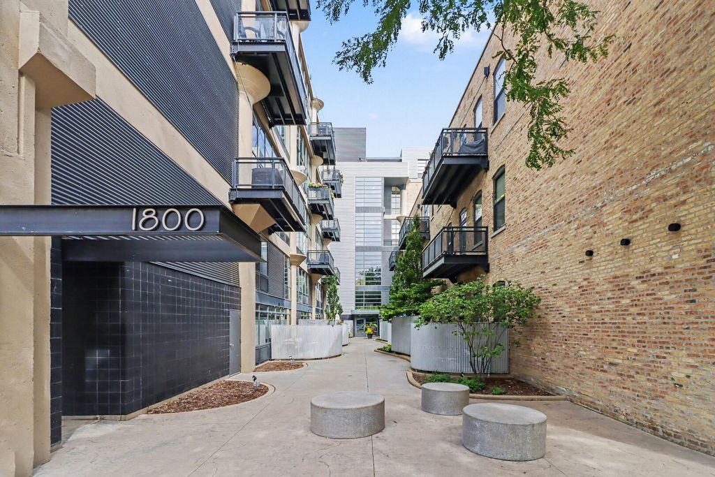 1800 W Grace Street 204, Chicago, IL 60613 — exterior