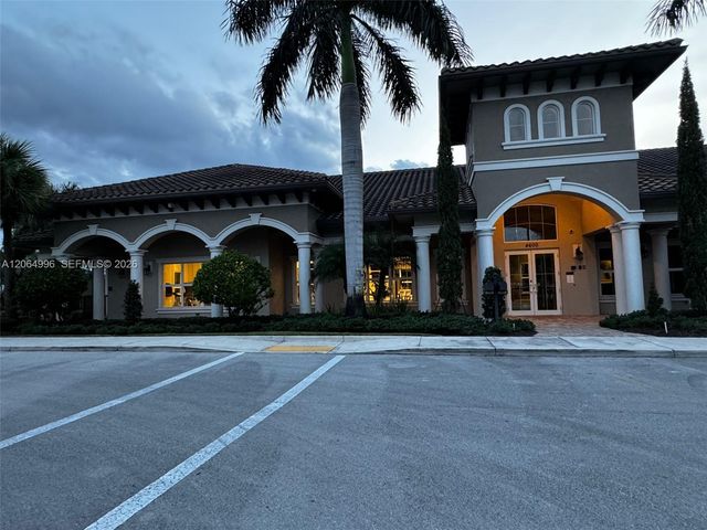 950 Hillcrest Drive 411, Hollywood, FL 33021