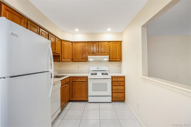 20 Laurel Avenue 55, East Islip, NY 11730