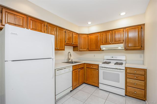 20 Laurel Avenue 55, East Islip, NY 11730