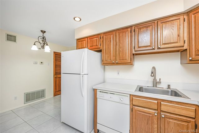 20 Laurel Avenue 55, East Islip, NY 11730