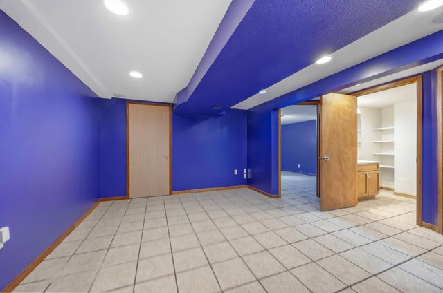 1211 Lealand Road E, Maplewood, MN 55109