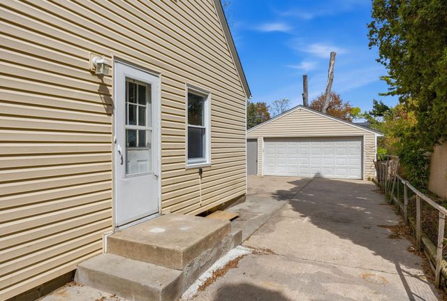1211 Lealand Road E, Maplewood, MN 55109