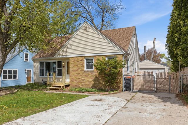 1211 Lealand Road E, Maplewood, MN 55109