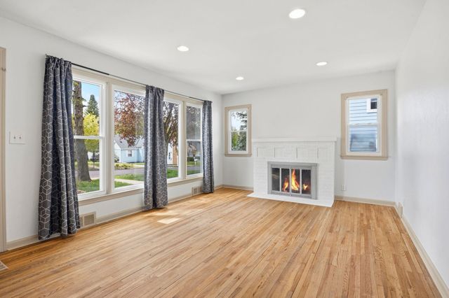 1211 Lealand Road E, Maplewood, MN 55109
