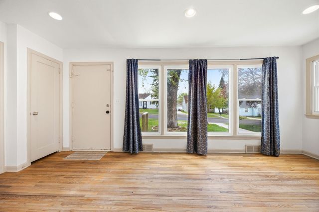 1211 Lealand Road E, Maplewood, MN 55109