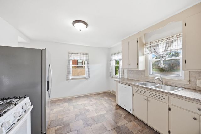 1211 Lealand Road E, Maplewood, MN 55109