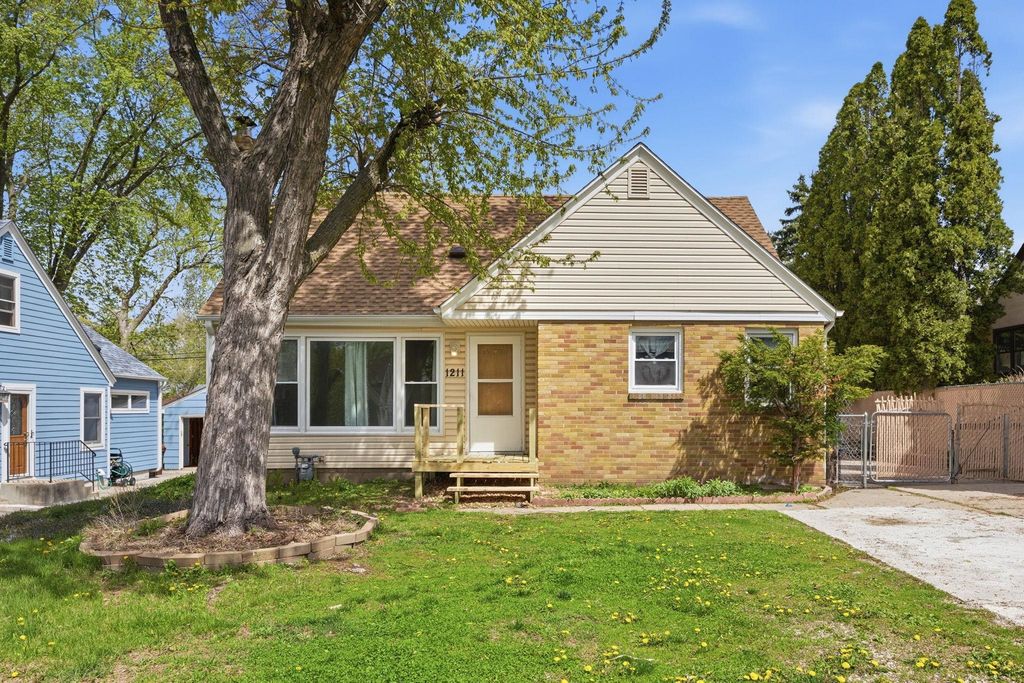 1211 Lealand Road E, Maplewood, MN 55109