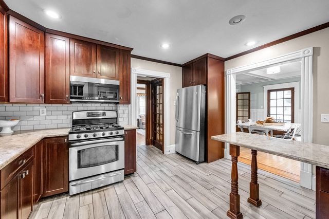 22 S Park Ave, Longmeadow, MA 01106