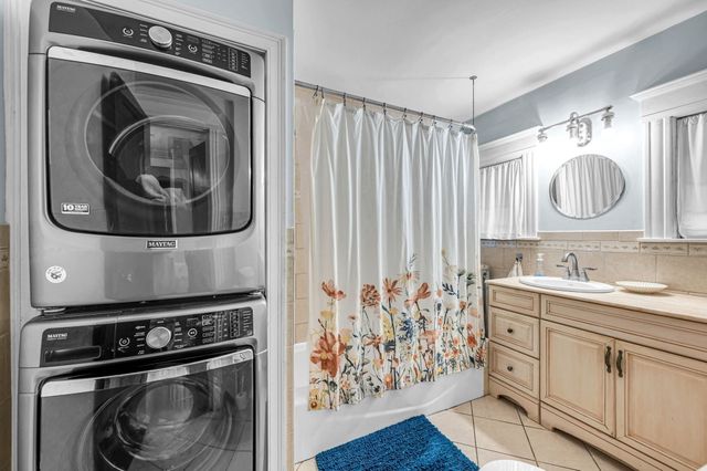 22 S Park Ave, Longmeadow, MA 01106