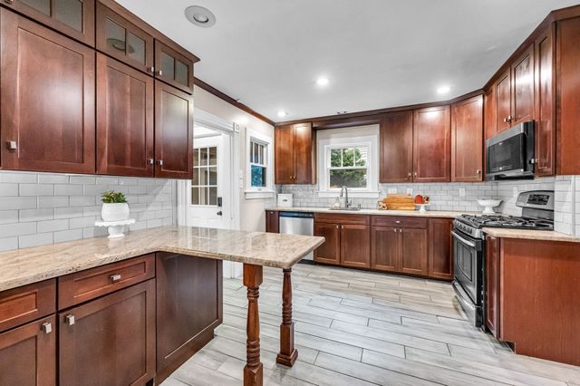 22 S Park Ave, Longmeadow, MA 01106