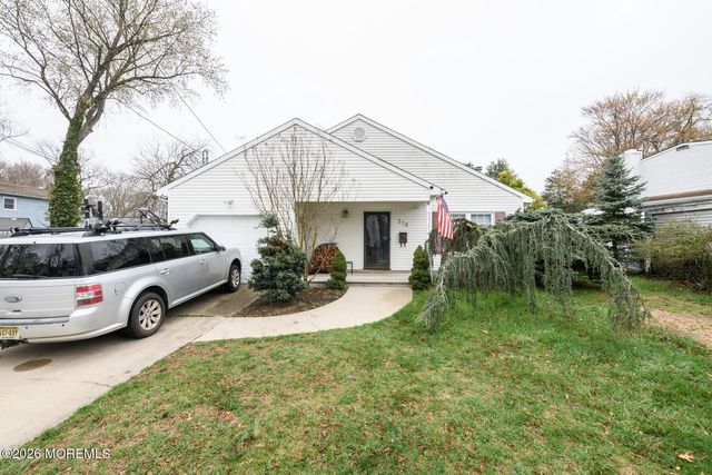 210 Raritan Place, North Middletown, NJ 07748