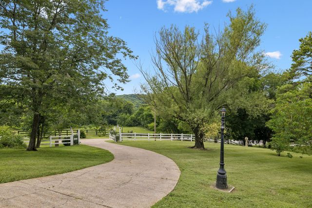 1204 Bobs Ln, Mount Pleasant, TN 38474