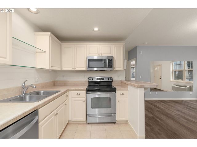 654 Ne NEWSTEAD Ln, Hillsboro, OR 97006