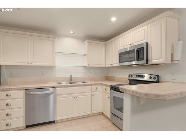 654 Ne NEWSTEAD Ln, Hillsboro, OR 97006