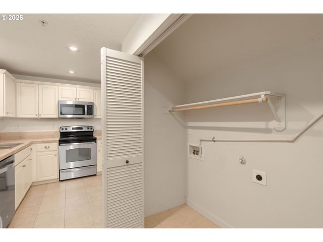 654 Ne NEWSTEAD Ln, Hillsboro, OR 97006