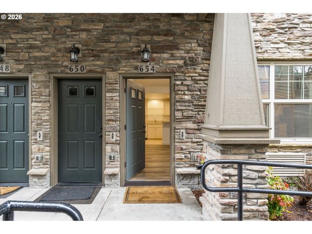 654 Ne NEWSTEAD Ln, Hillsboro, OR 97006