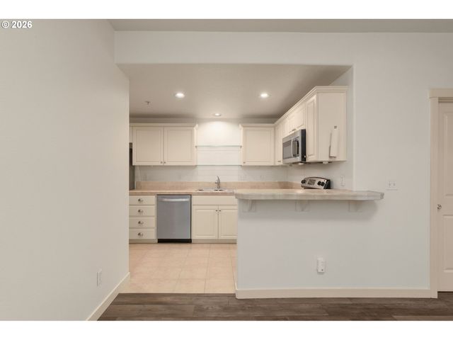 654 Ne NEWSTEAD Ln, Hillsboro, OR 97006