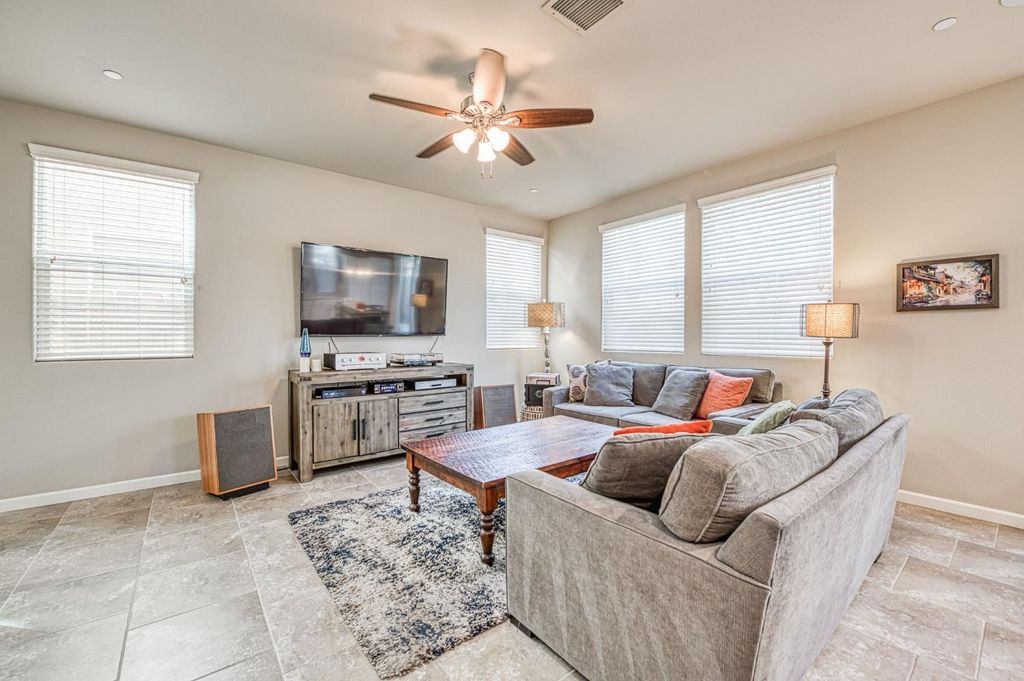 Image 8 of property listing at 3683 Friendship Lane, Clovis, CA 93619