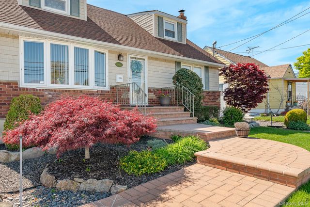 2572 S Saint Marks Avenue, Bellmore, NY 11710