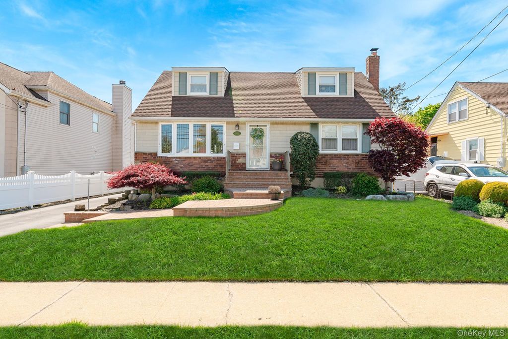 2572 S Saint Marks Avenue, Bellmore, NY 11710