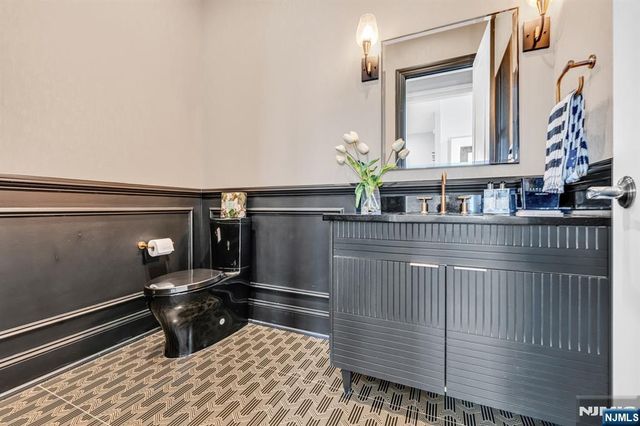 37 Glenfair Road, Glen Rock, NJ 07452