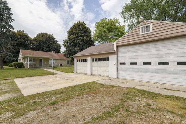 9610 N Cedarburg ROAD, Mequon, WI 53092