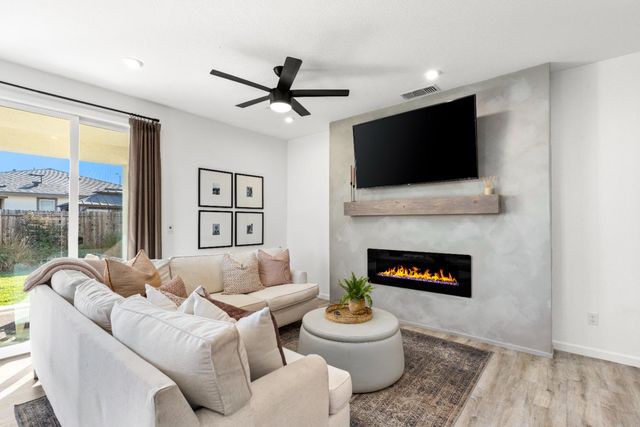 1564 Egyptian Way, Olivehurst, CA 95961