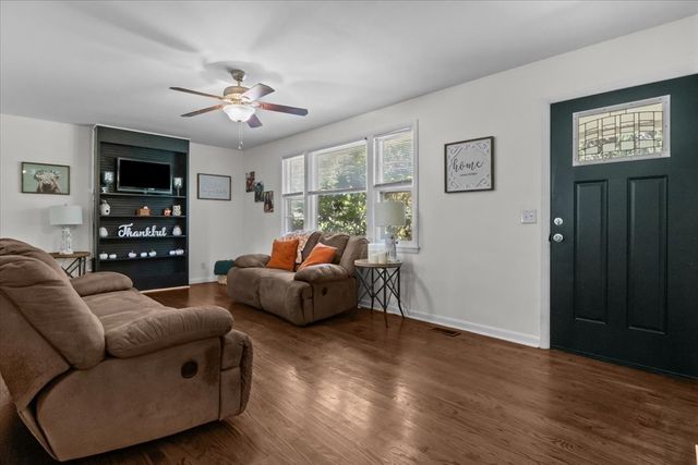 1109 N Charlotte St, Dickson, TN 37055