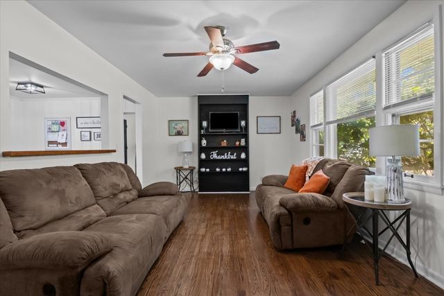 1109 N Charlotte St, Dickson, TN 37055