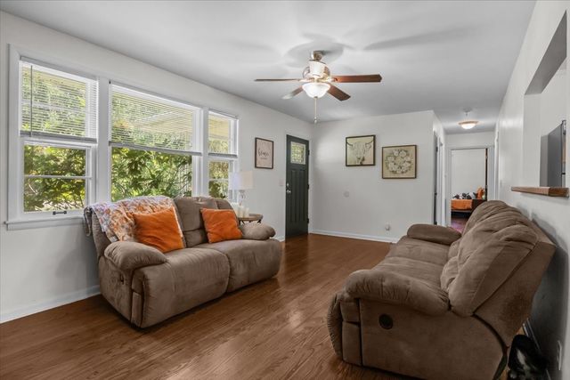 1109 N Charlotte St, Dickson, TN 37055