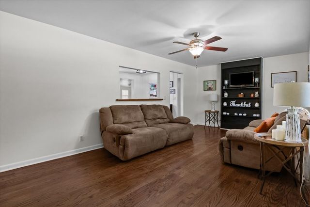 1109 N Charlotte St, Dickson, TN 37055