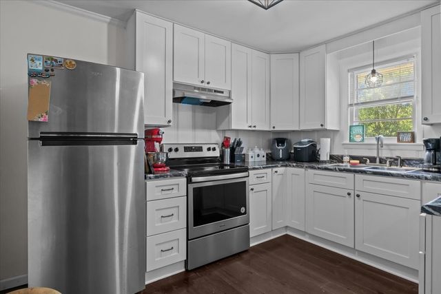 1109 N Charlotte St, Dickson, TN 37055