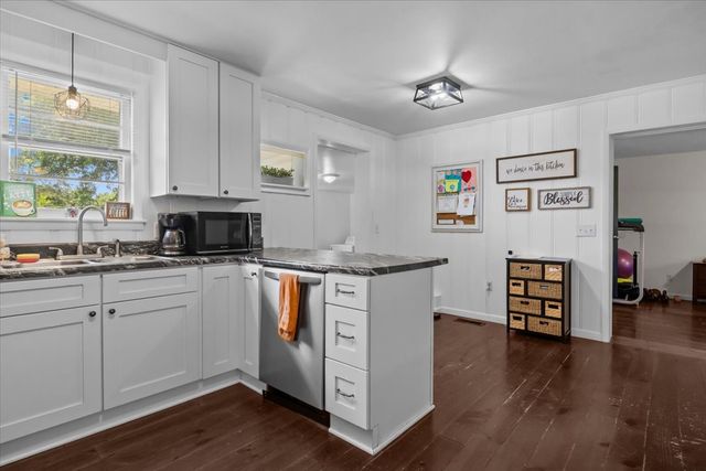 1109 N Charlotte St, Dickson, TN 37055